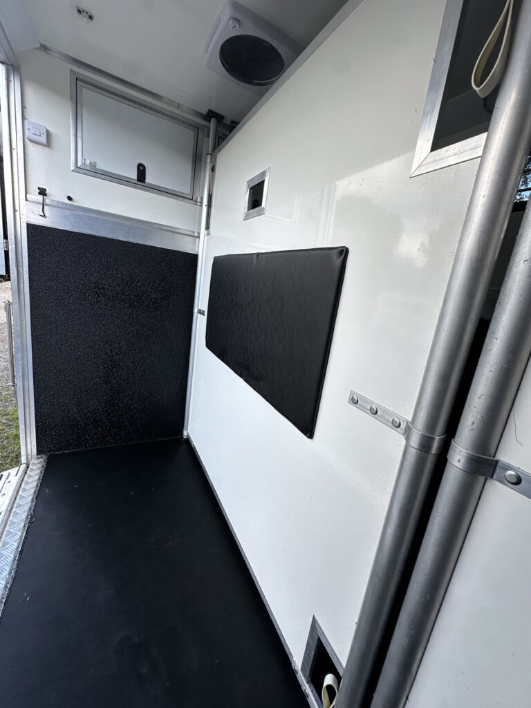 Yorkshire Horsebox Hire - Equimove